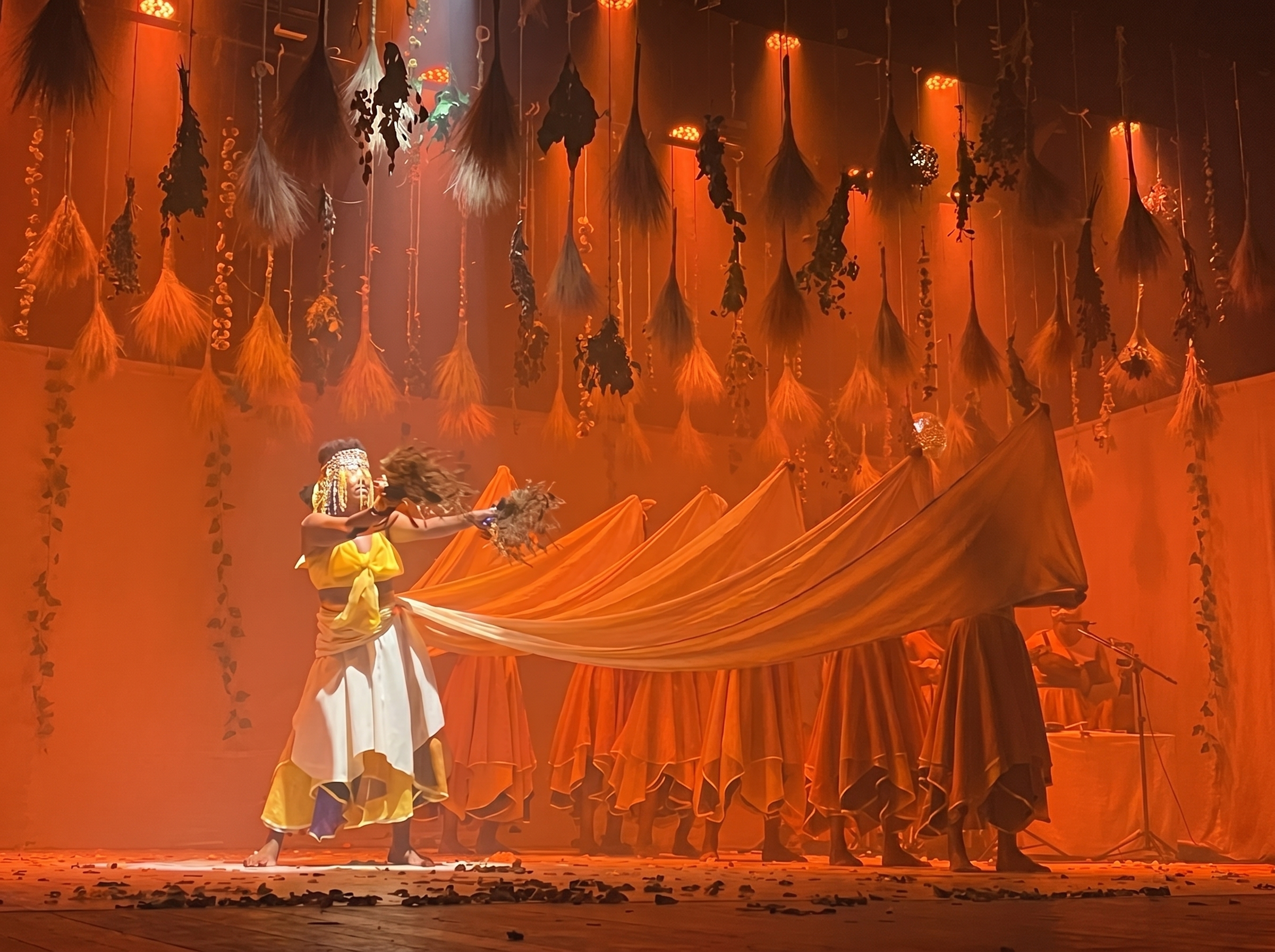Espetáculo de Dança Afro no palco